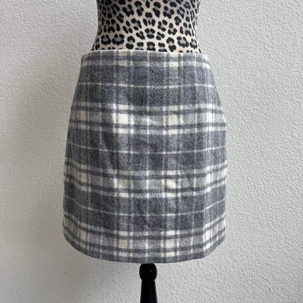 Uniqlo gray and white plaid wool & nylon skirt size 6